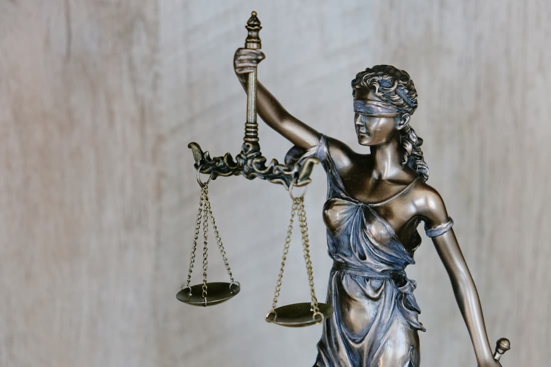 Статуя правосудия с весами